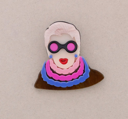 Iris apfel harpiks broche